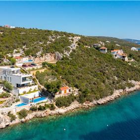 6 Bedroom Waterfront Villa with Pool in Uvala Ljubljeva near Trogir, Sleeps 12-13